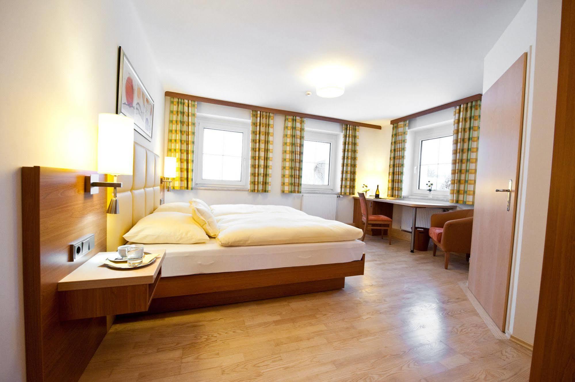 Hotel Sonnenhof Timelkam エクステリア 写真